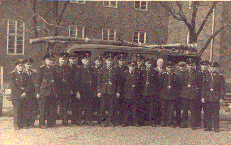 vor der damaligen Aufbauschule mit Löschgruppenfahrzeug LF 8 auf Borgward (heute Gymnasium) ca. 1950