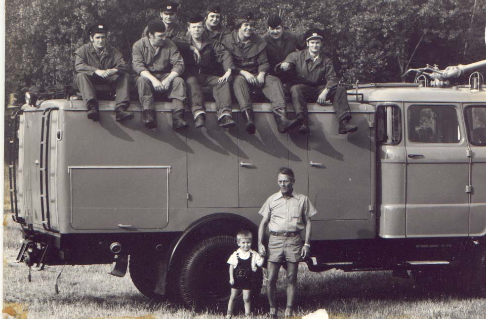 Vor der Wache Worthstraße 1984 / Gruppenfoto auf dem Schützenplatz 1986 mit dem alten Tanklöschfahrzeug